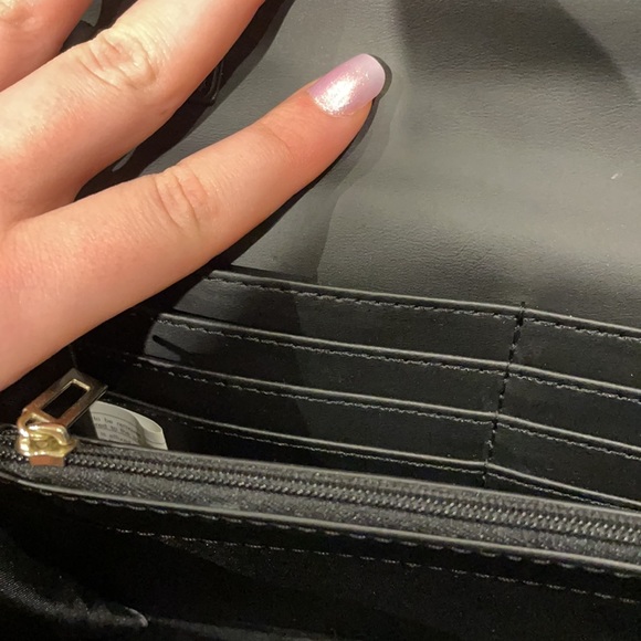 100% Authentic Guess black crossbody purse - Picture 6 of 8